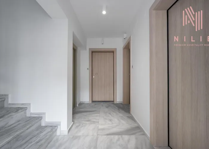 Manzzaro, Nilie Hospitality Mgmt Apartment
