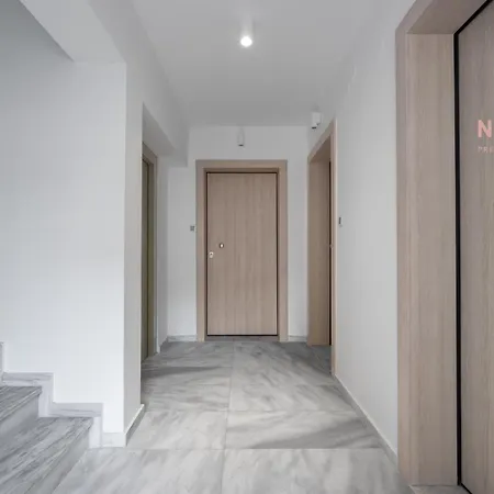 Manzzaro, Nilie Hospitality Mgmt 아파트